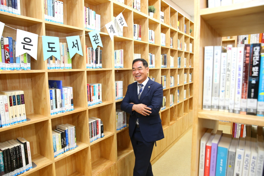 도봉구의회, 박진식 의장 행복나래울 도서관을 방문 - 3
