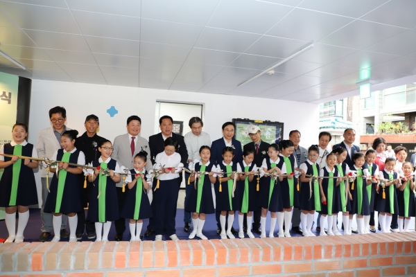 마을극장 흰 고무신 개관식