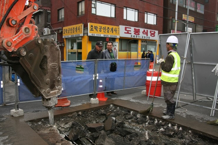 강신만 의원 주민안전 위한 현장점검(서울포스트신문 15.4.6일자) - 1